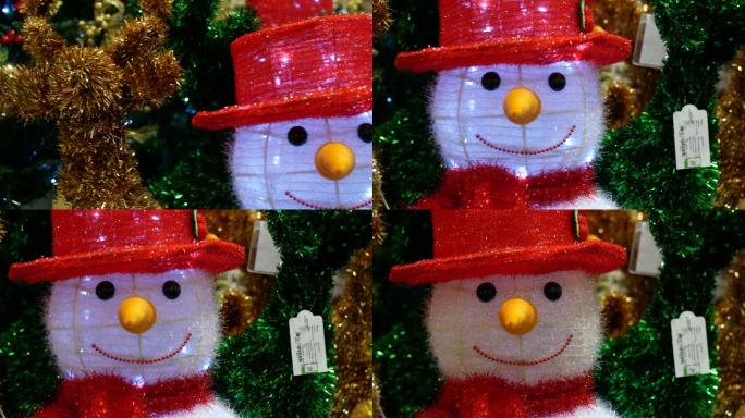 圣诞树上的雪人和装饰品