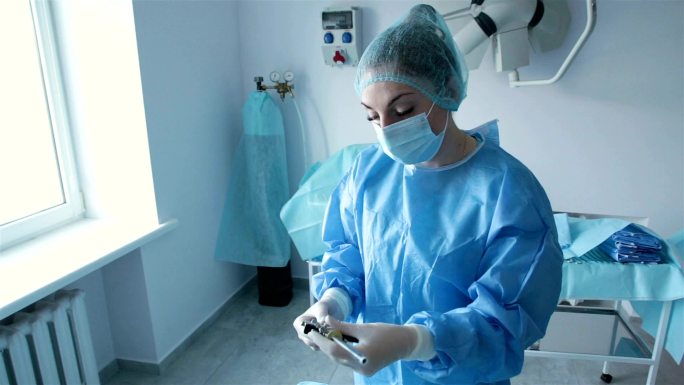 护士为手术准备医疗器械。