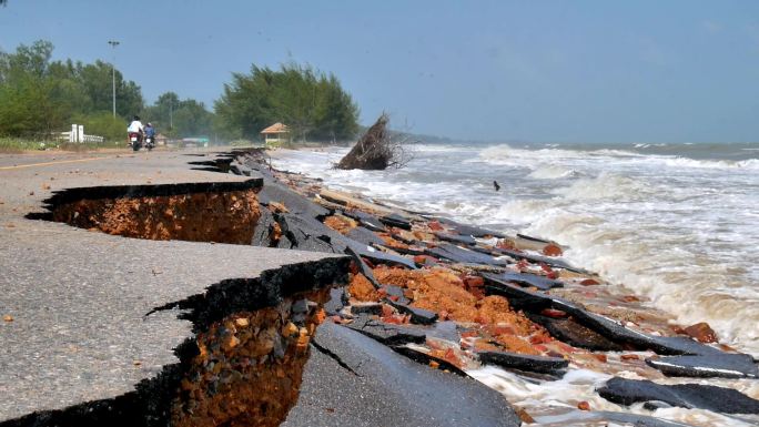 海边海水侵蚀破坏道路