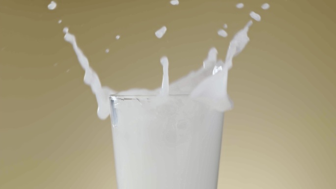 牛奶掉入冰块溅起炸开水花