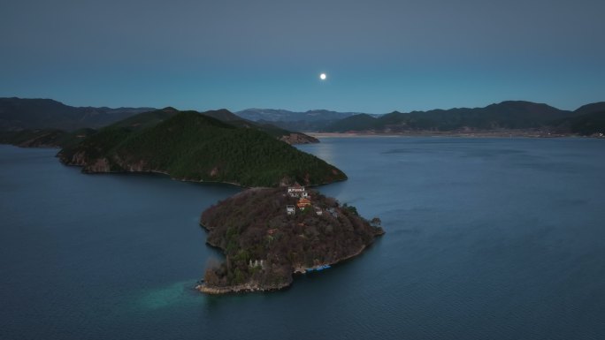 太阳和月亮一起照耀泸沽湖