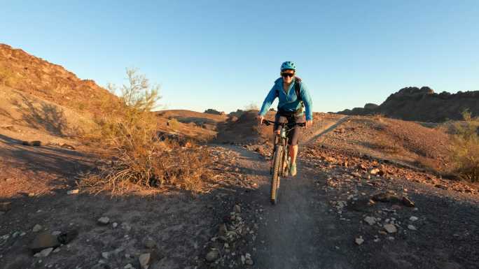 女山地自行车手走沙漠之路