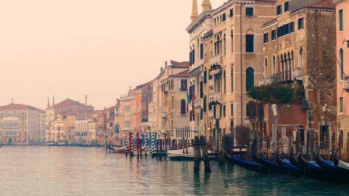 威尼斯4k大运河，美丽的绿松石色水域。背景是圣玛利亚教堂。意大利威尼斯，欧洲。