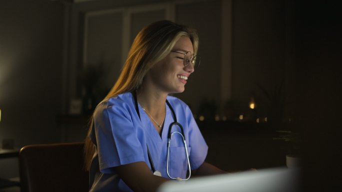 护士夜间使用笔记本电脑