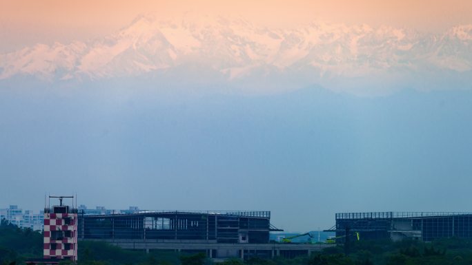 成都双流国际机场雪山下的航站楼