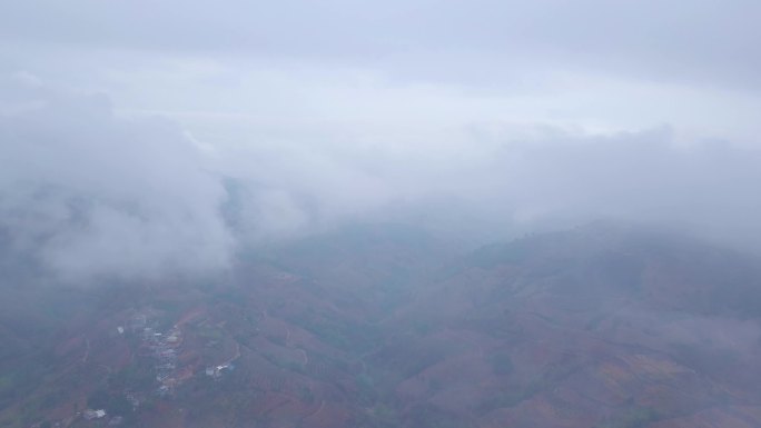 云雾下的村庄航拍4k视频