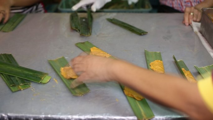 马来西亚美食：“Otak Otak”（阿塔普树叶包裹的鱼糕）