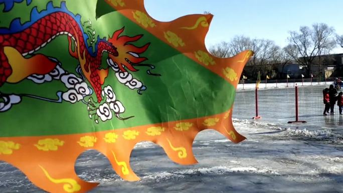 雪地滑雪游人游客公园游玩三角红旗随风飘动