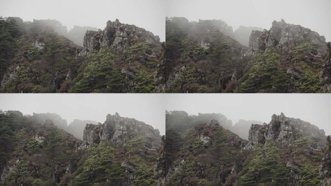 云雾缭绕的山顶怪石