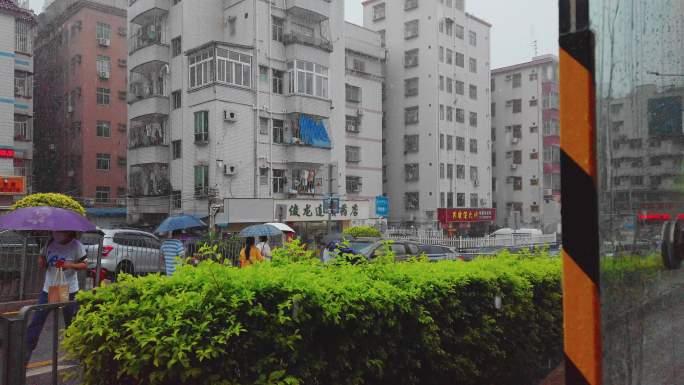 0011_D实拍城市下雨街道漫水大雨