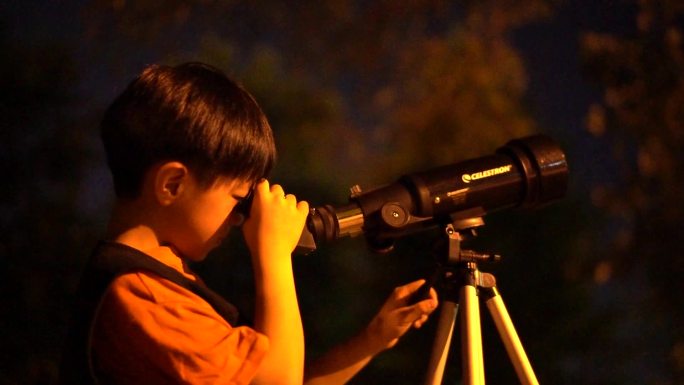 夜晚 儿童观察天空 科学 望远镜