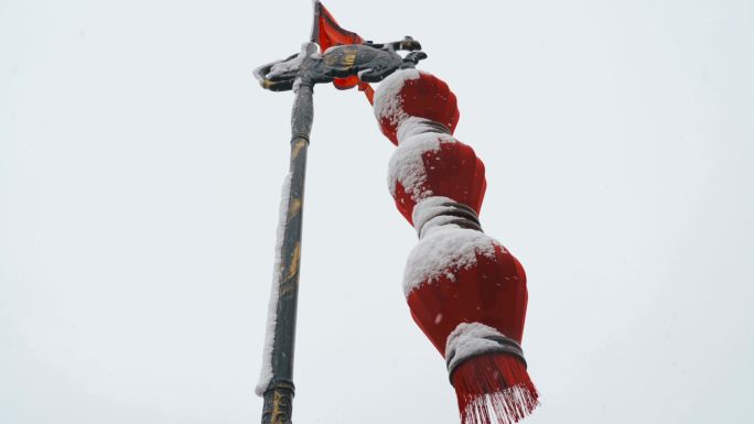 雪景中西安古城墙上的灯笼，中国。