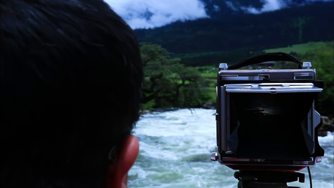 取景器 摄影师 秀美景色 湍急河流