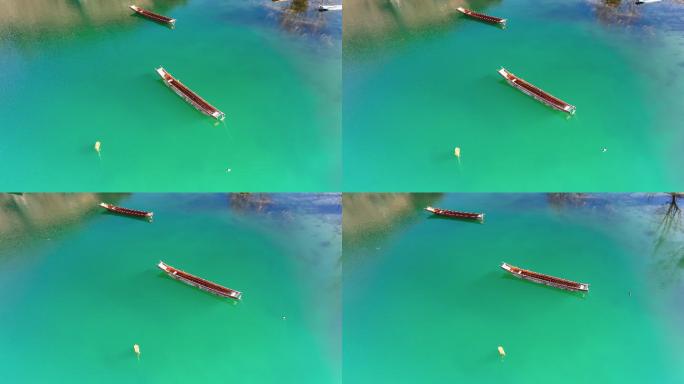 独木舟漂浮在清澈的泸沽湖上
