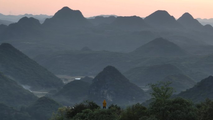 户外登顶山峰航拍