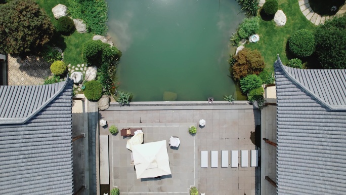 中式合院别墅景观池俯拍