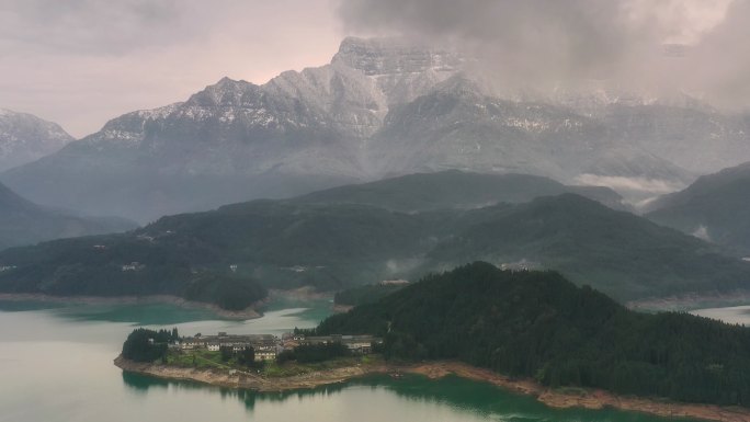 湖的后面是一座巨大的桌山