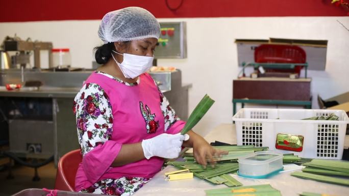 马来西亚美食：“Otak Otak”（阿塔普树叶包裹的鱼糕）