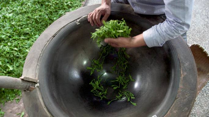 手工炒制茶叶