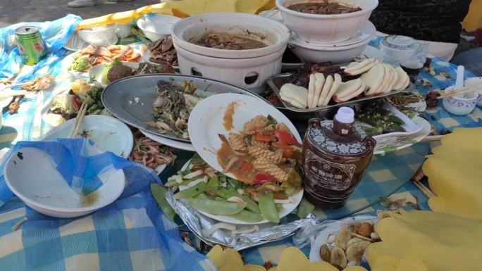 一桌剩菜剩饭 浪费粮食