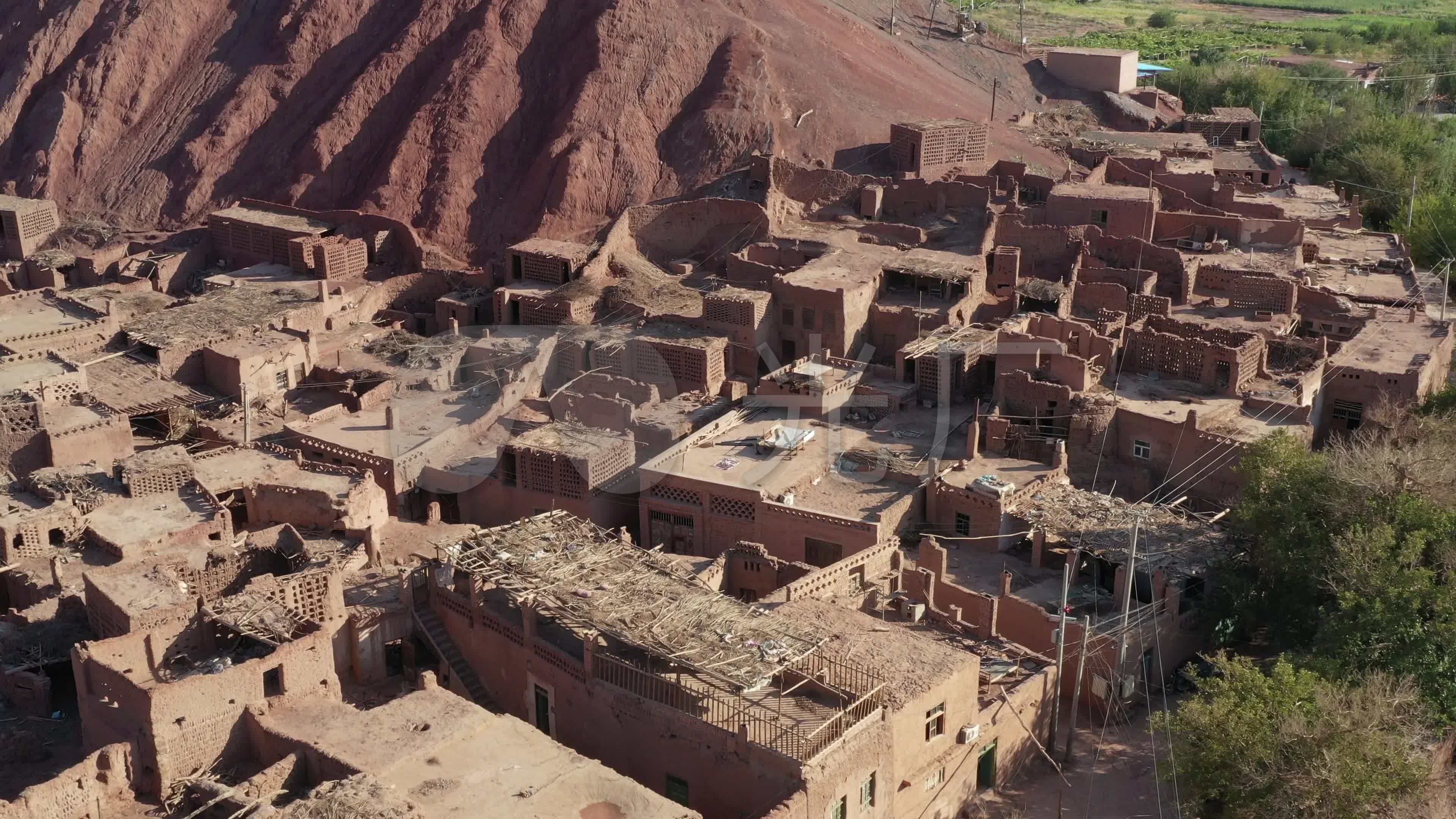 吐鲁番民居，生土打造，黄土沙漠之上直接开挖地下室……__财经头条