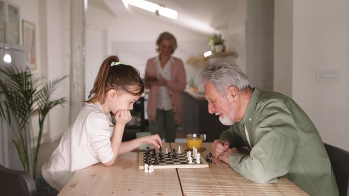 下棋吃甜食下国际象棋下象棋家庭游戏