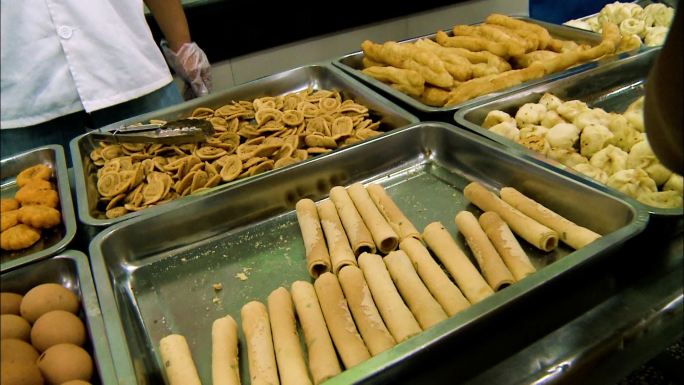 学生食堂 学生打饭 校园