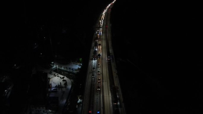 雪夜的高速公路车流（1）