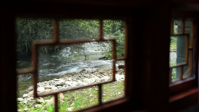 透过窗户拍外面的河流