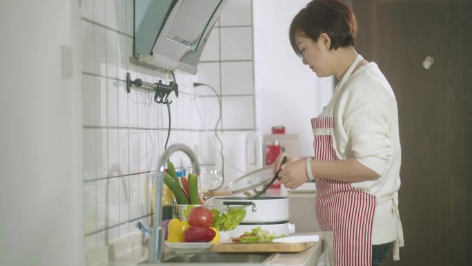 厨房里的女人炒菜直播博主