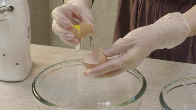 提取鸡蛋液制作蛋糕胚