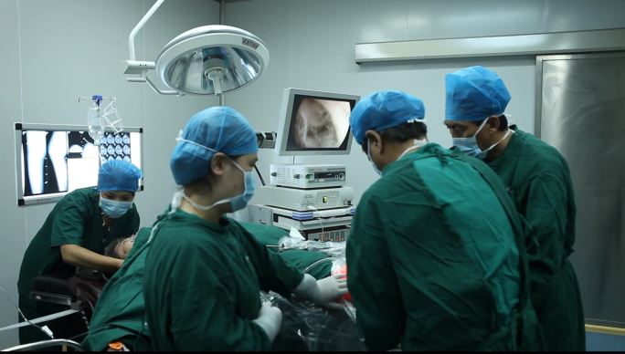 医生专家可视针刀镜技术无菌手术室展示配合