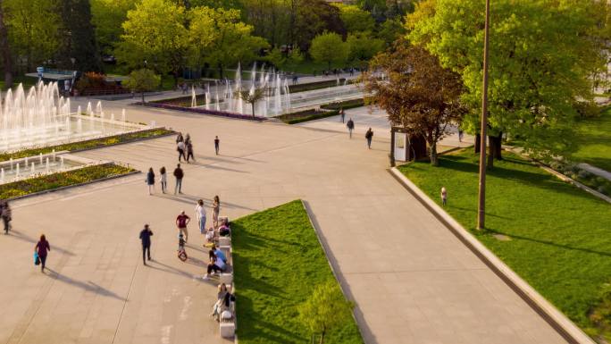 人们在公园散步的平日视图