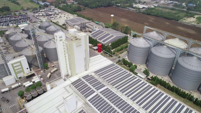 带太阳能电池板的工厂屋顶鸟瞰图。