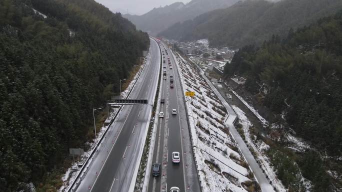 山区下雪高速公路航拍车流