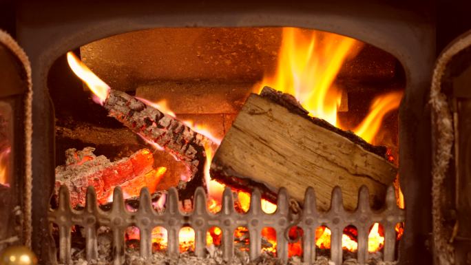 木材在木炉中燃烧碳火取暖西方