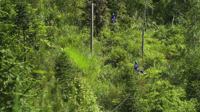 工人在山村架网线