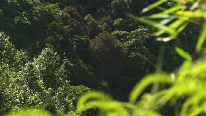 工人在山村架网线