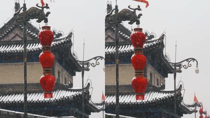 中国西安古城墙雪中。