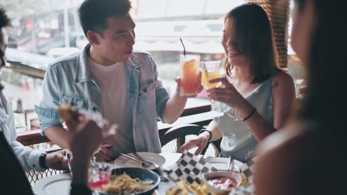 亚裔中国朋友一起享受社交聚会酒吧美食