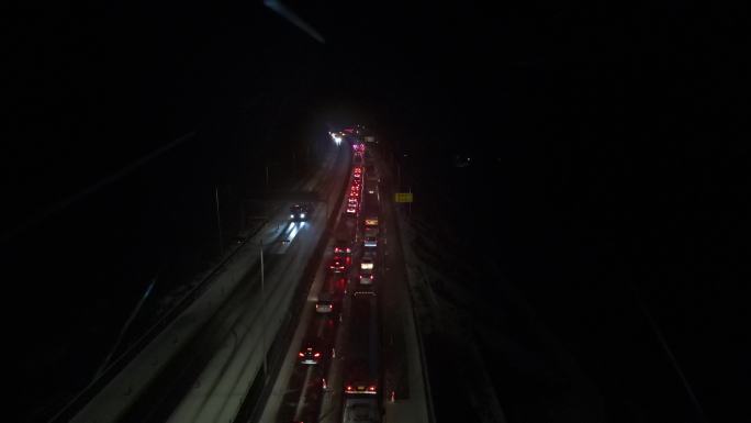 雪夜的高速公路车流（3）