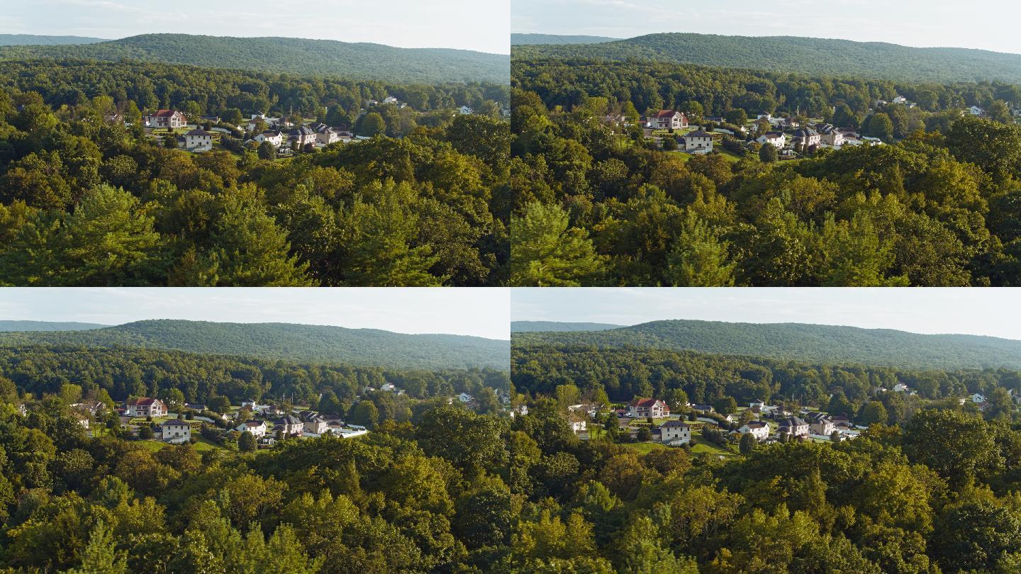 傍晚，宾夕法尼亚州波科诺斯阿巴拉契亚山脉一个小乡村小镇的远景。许多家庭的屋顶都安装了太阳能电池板。具