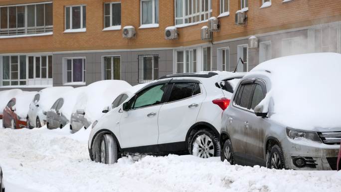 大雪，雪地里的汽车