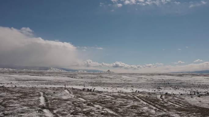 科罗拉多州美丽沙漠的延时无人机POV山麓和山区冬季假山降雪极端天气视频系列