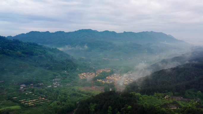 晨雾薄雾下的山间小镇 生态乡村 新农村