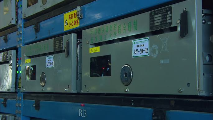 公交车  绿色出行 更换电池