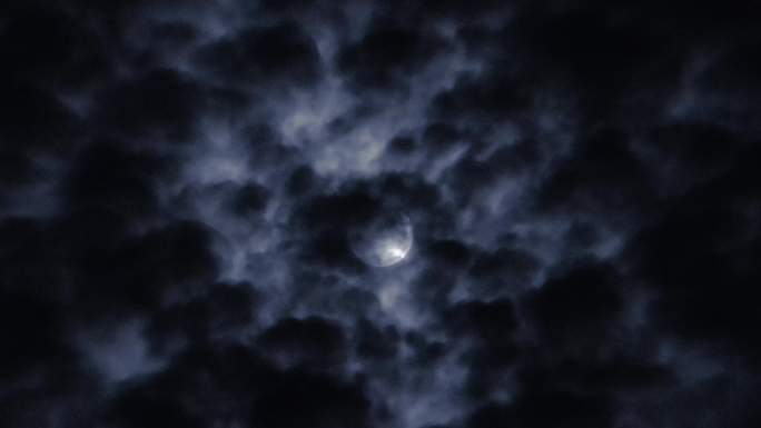 月亮在乌云中穿行