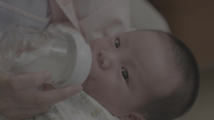 婴儿喂奶 奶瓶 宝宝 哺乳 4k灰度