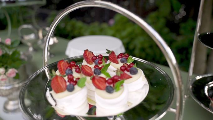 婚礼上的草莓甜点现场自助甜品茶点蛋糕