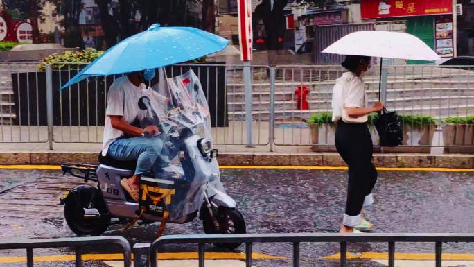 0011_V实拍城市下雨街道漫水大雨